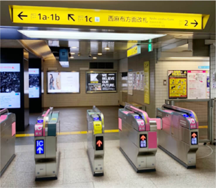 日比谷線六本木駅、西麻布方面改札を出て右に曲がります。