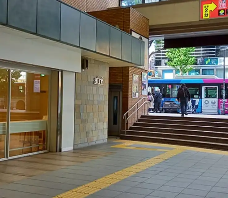 バス停前、「atre」を左に曲がり、道なりに進みます。