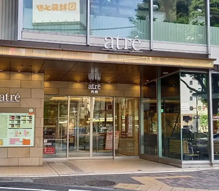 「atre」西館入口前で右に曲がり、道なりに進みます。