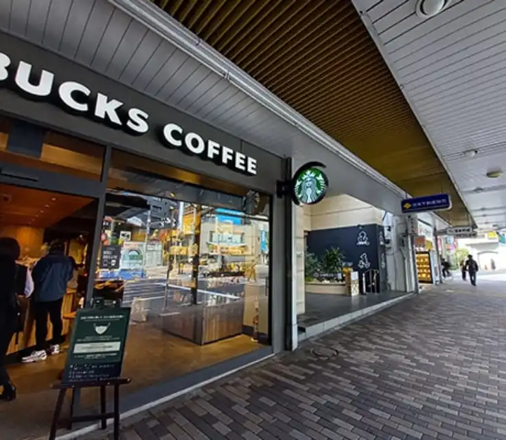 階段を上がってすぐ、スターバックスを右に曲がり、道なりに進みます。