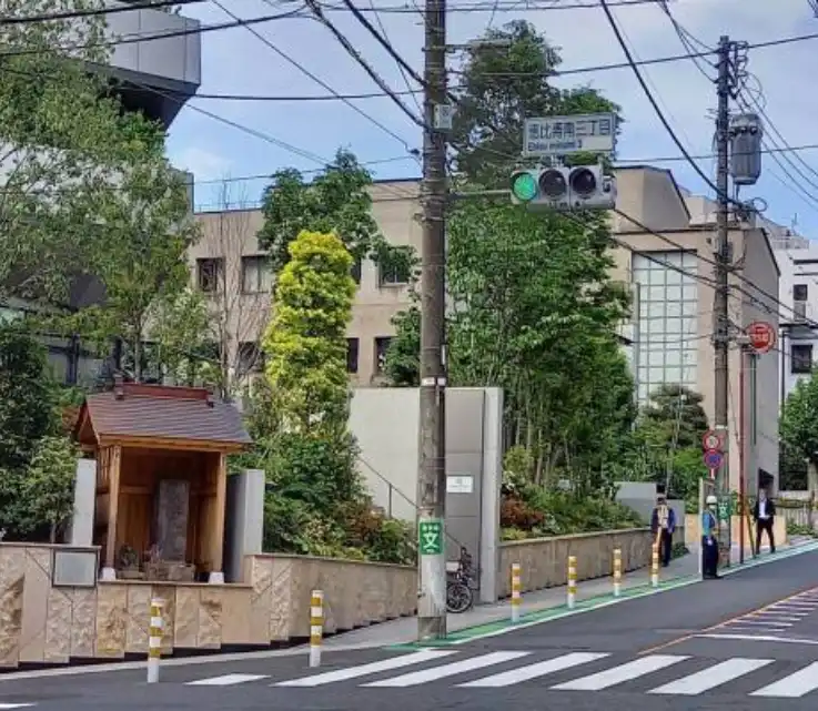 恵比寿南三丁目の信号を右に曲がり、道なりに進みます。